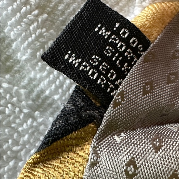 Elegant Yellow and‎ Black Men's Tie Made in USA 100% imported silk - Picture 4 of 7